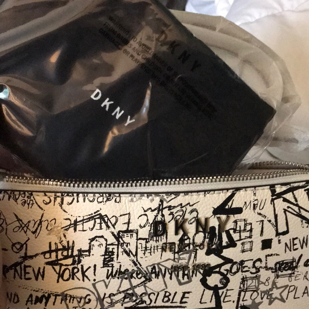 π₯³HPπ₯³ DKNY Crossbody - Picture 7 of 9